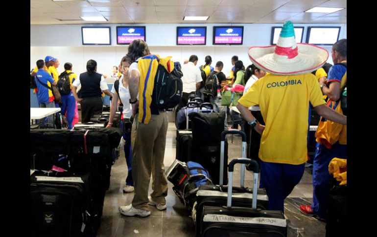 Atletas de Colombia esperan en el Aeropuerto de Guadalajara.  /