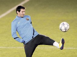 Lionel Messi controla la pelota durante el entrenamiento realizado en el Synot Tip Arena de Praga. EFE  /