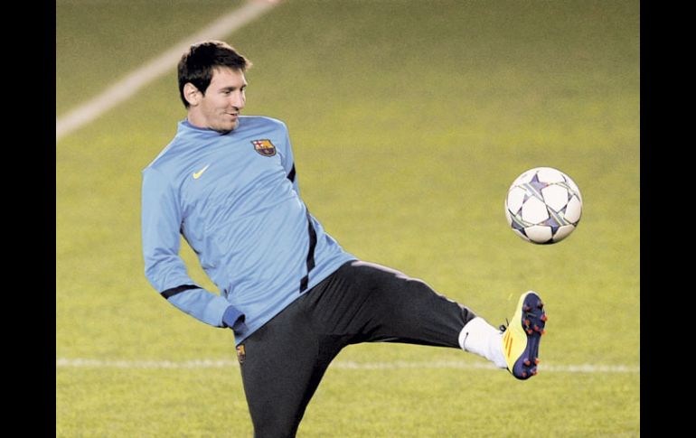 Lionel Messi controla la pelota durante el entrenamiento realizado en el Synot Tip Arena de Praga. EFE  /