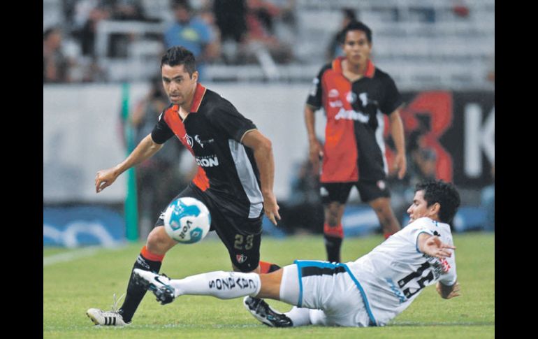 El volante Ricardo Bocanegra (izq.) en el duelo de la fecha tres del Apertura 2011 ante Querétaro. MEXSPORT  /