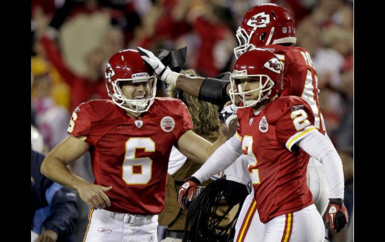 Ryan Succop es felicitado por su compañeros de equipo Leonard Pope y Dustin Colquitt. AP  /