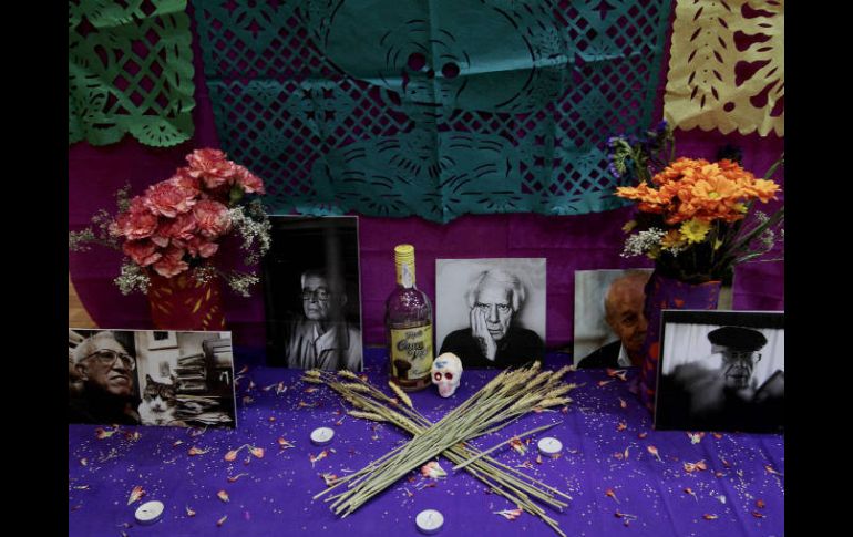 El FCE y librería Juan Rulfo de Madrid han montado un altar de muertos con escritores que han fallecido recientemente. NOTIMEX  /