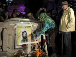 En la víspera de Todos Santos, Sicilia acompañó una ofrenda en el Ángel de Independencia dedicada a las víctimas de la violencia. EFE  /