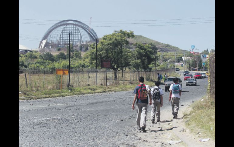 Acceso hacia el Cerro del Tesoro a partir de la Avenida Colón.  /