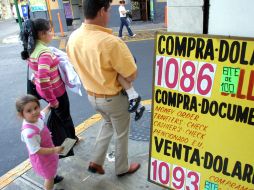 El incremento en los envíos de remesas se debe a la colocación laboral de los migrantes jaliscienses. ARCHIVO  /