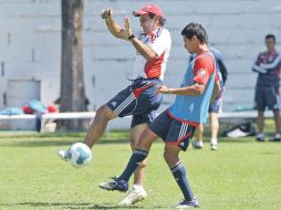 Fernando Quirarte (izq.) trata de bloquearle la pelota al defensor rojiblanco Patricio Araujo.  /