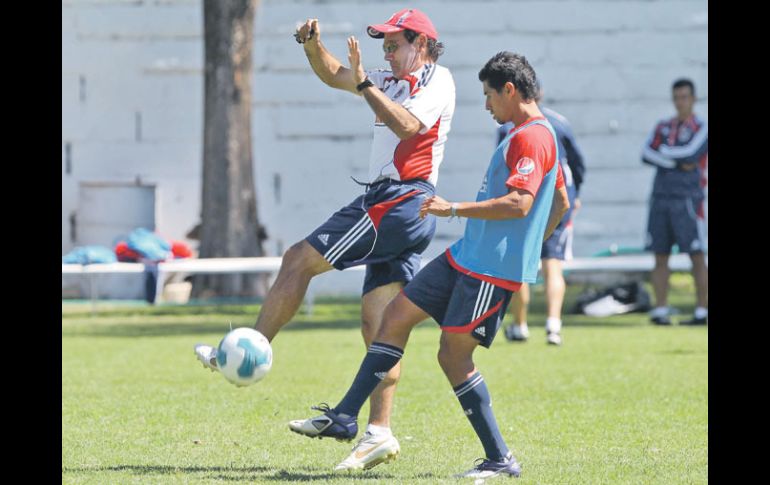 Fernando Quirarte (izq.) trata de bloquearle la pelota al defensor rojiblanco Patricio Araujo.  /