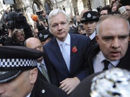 El fundador del portal WikiLeaks, Julian Assange (c), sale del Tribunal Superior de Londres. EFE  /