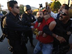 Policías detienen a uno de los manifestantes en Ciudad Juárez. REUTERS  /