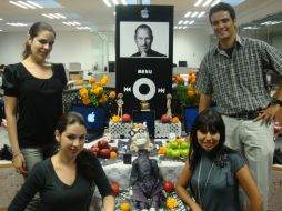 Brenda Ortiz, Patty Ayala, Thalía Noriega y Adrián Rodríguez son los jóvenes que homenajearon a Jobs.  /