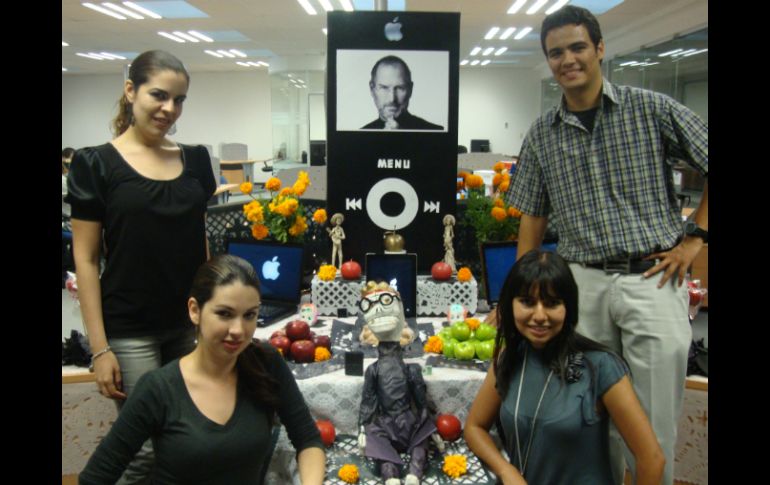 Brenda Ortiz, Patty Ayala, Thalía Noriega y Adrián Rodríguez son los jóvenes que homenajearon a Jobs.  /