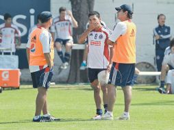 Marco Fabián (centro), con hielo en su pierna, dialoga con el auxiliar técnico, Sergio Lugo, y con el estratega Quirarte.  /