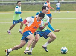 Alejandro Vela y Gerardo Torrado pelean un esférico durante la práctica cementera. MEXSPORT  /