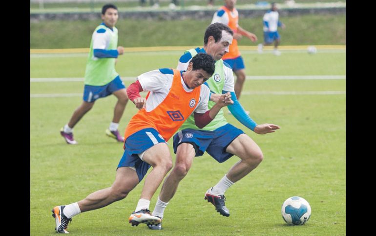 Alejandro Vela y Gerardo Torrado pelean un esférico durante la práctica cementera. MEXSPORT  /