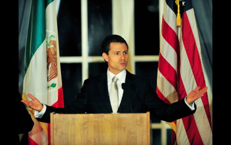 Enrique Peña Nieto, aspirante a la candidatura del PRI a la presidencia, dio todo su respaldo al dirigente nacional del PRI. ARCHIVO  /