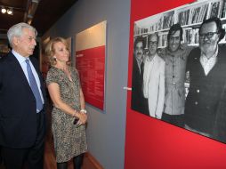 La presidenta de la Comunidad de Madrid, Esperanza Aguirre, junto al escritor hispano-peruano Mario Vargas Llosa. EFE  /