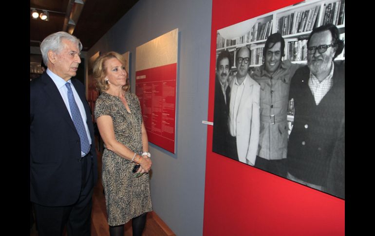 La presidenta de la Comunidad de Madrid, Esperanza Aguirre, junto al escritor hispano-peruano Mario Vargas Llosa. EFE  /