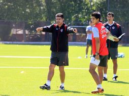 Juan Carlos 'Pájara' Chávez (centro) da indicaciones en el entrenamiento del Atlas.  /