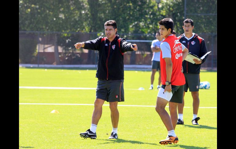 Juan Carlos 'Pájara' Chávez (centro) da indicaciones en el entrenamiento del Atlas.  /