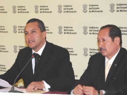 El secretario Francisco Blake y el gobernador Leonel Godoy en la conferencia de prensa de hoy. EL UNIVERSAL  /