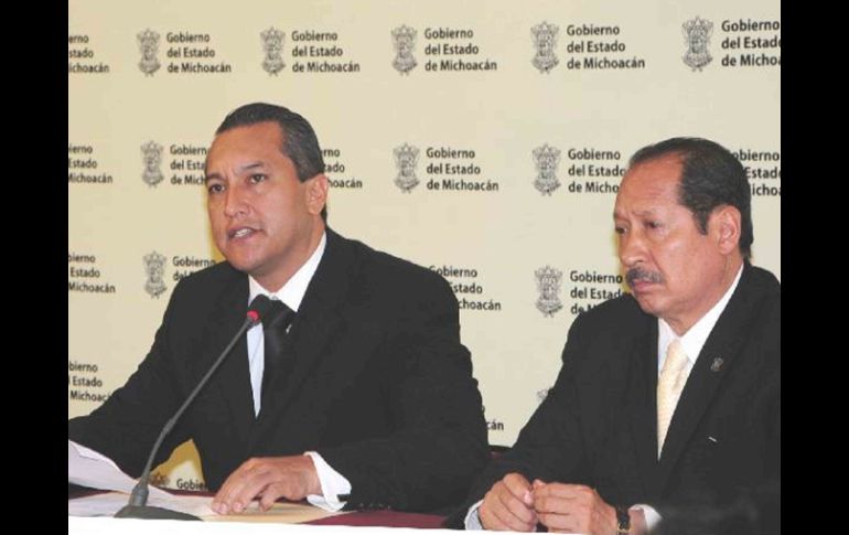 El secretario Francisco Blake y el gobernador Leonel Godoy en la conferencia de prensa de hoy. EL UNIVERSAL  /