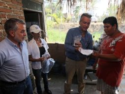 Emilio González y Alfonso Petersen durante el arranque del programa para prevenir el riesgo de enfermedades.  /