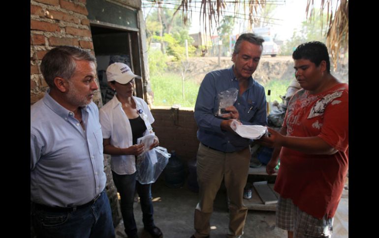 Emilio González y Alfonso Petersen durante el arranque del programa para prevenir el riesgo de enfermedades.  /