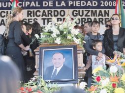 La familia de Ricardo Guzmán hace una guardia de honor ante el féretro. REUTERS  /