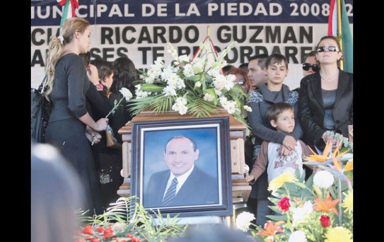 La familia de Ricardo Guzmán hace una guardia de honor ante el féretro. REUTERS  /