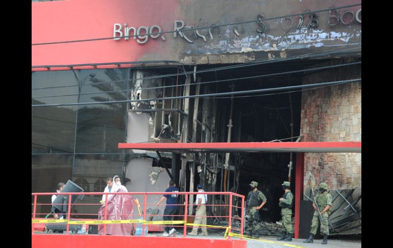 Un convoy de varios hombres con galones de gasolina incendio el centro de apuestas. ARCHIVO  /