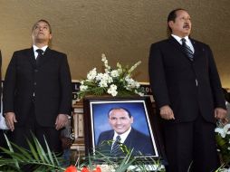 Leonel Godoy (d) con Francisco Blake durante el funeral del edil michoacano asesinado. NTX  /