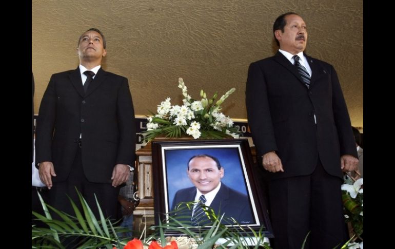 Leonel Godoy (d) con Francisco Blake durante el funeral del edil michoacano asesinado. NTX  /