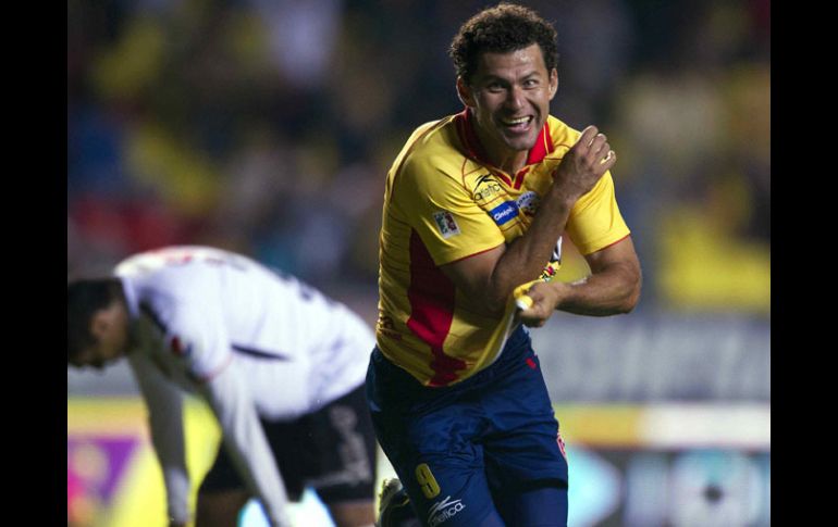 Miguel Sabah celebra el gol que le dio la calificación al Morelia. MEXSPORT  /