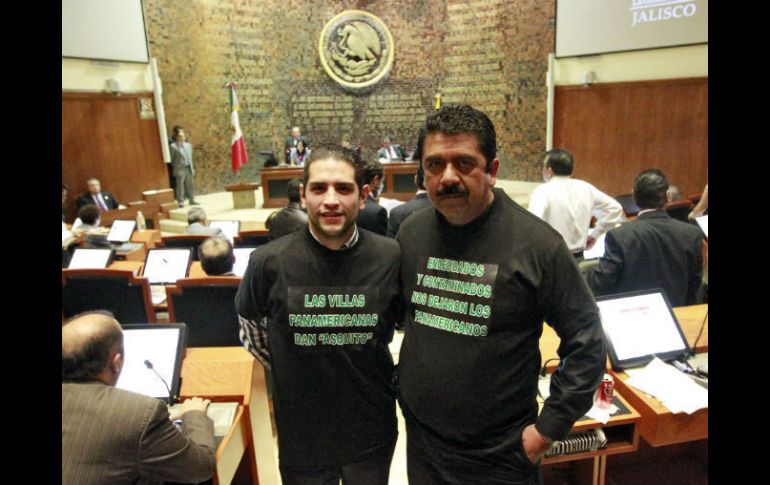 Los diputados Enrique Aubry y Jesús Hernández con playeras alusivas a los conflictos tras la celebración de los Juegos Panamericanos.  /