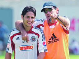 El técnico rojiblanco Fernando Quirarte (der.) pretende llegar a 32 puntos, ganando el cotejo ante Pachuca.  /