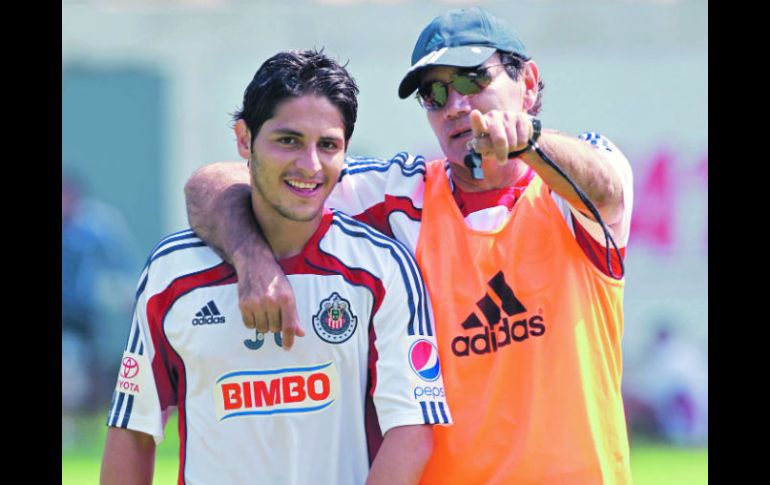 El técnico rojiblanco Fernando Quirarte (der.) pretende llegar a 32 puntos, ganando el cotejo ante Pachuca.  /