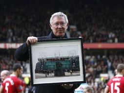 Instantes previos al inicio del partido contra el Sunderland, el técnico del ManU recibe un homenaje. AP  /