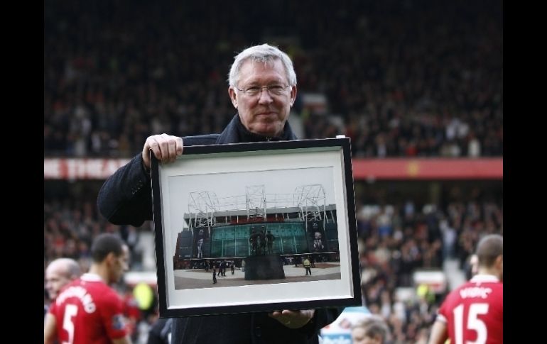 Instantes previos al inicio del partido contra el Sunderland, el técnico del ManU recibe un homenaje. AP  /