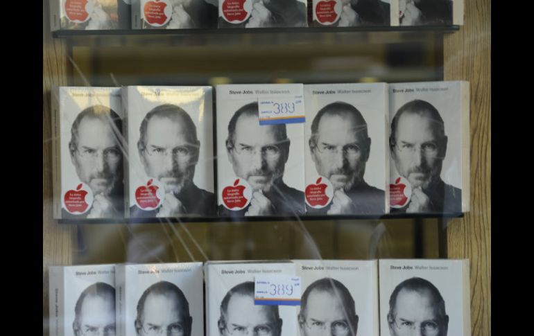 El libro se ve en las librerías de la ciudad.  /