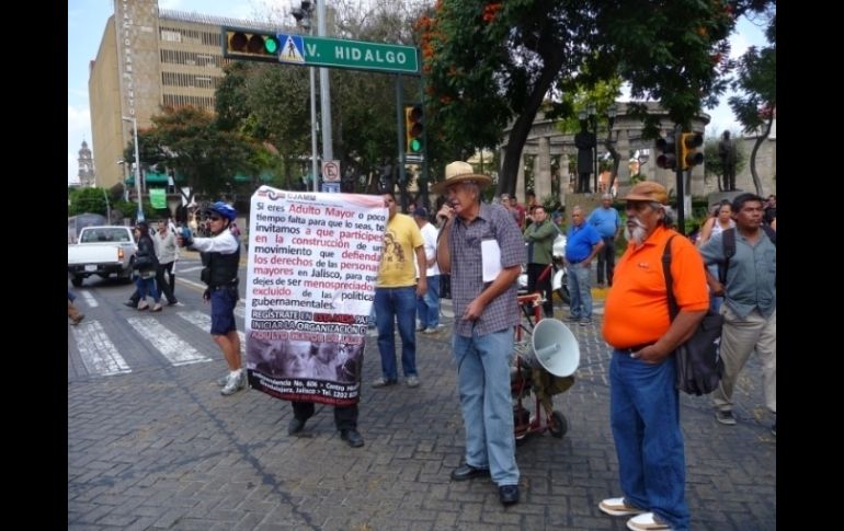 Con altavoces hacen escuchar sus demandas en medio del caos vehicular.  /