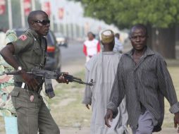 Un hombre armado con un rifle K-47 camina rumbo a Maiduiguri, en nigeria. AP  /