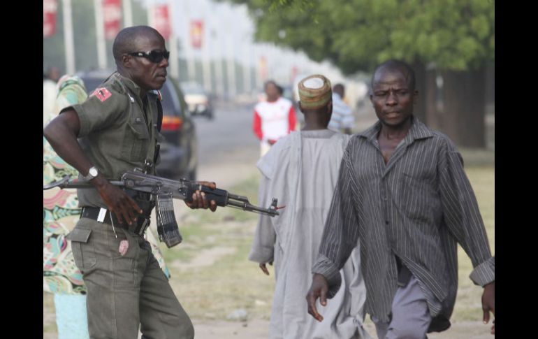 Un hombre armado con un rifle K-47 camina rumbo a Maiduiguri, en nigeria. AP  /