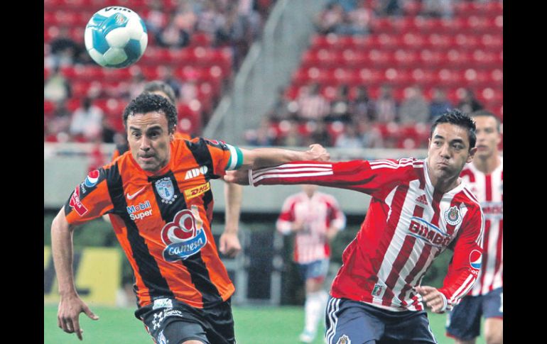 Leobardo López, del Pachuca, pelea por un esférico con Marco Fabián, de Chivas. EFE  /