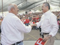 Manlio Fabio Beltrones saluda al candidato del PRI a la gubernatura de Michoacán, Fausto Vallejo. NTX  /