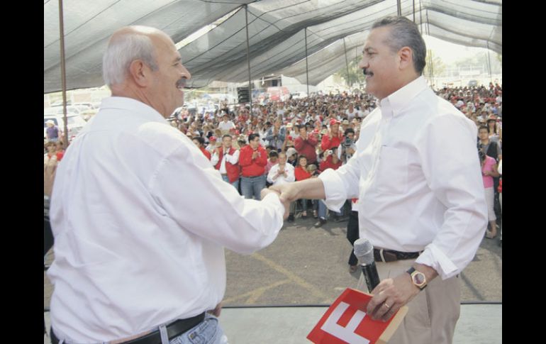 Manlio Fabio Beltrones saluda al candidato del PRI a la gubernatura de Michoacán, Fausto Vallejo. NTX  /