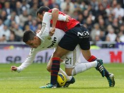 Callejón, del Real Madrid y Calleja del Osasuna pelean un balón durante el partido que terminaría con goliza madrileña por 7-1. REUTERS  /