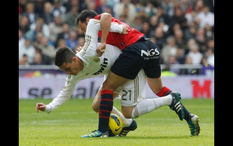 Callejón, del Real Madrid y Calleja del Osasuna pelean un balón durante el partido que terminaría con goliza madrileña por 7-1. REUTERS  /