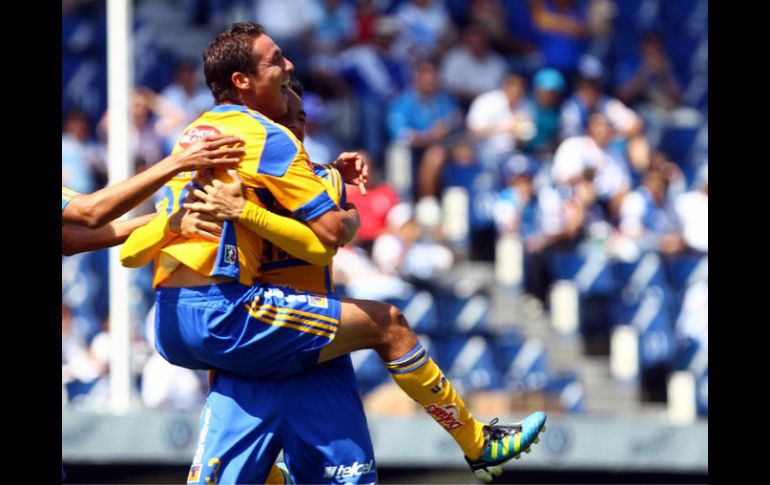 Jesús Dueñas celebra el gol que le dio el triunfo a los Tigres. MEXSPORT  /