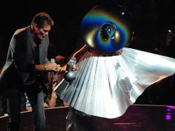 Gaga sorprendió con su atuendo al recibir su presea, David Hasselhoff ayuda a la cantante mientras llega al escenario. AFP  /