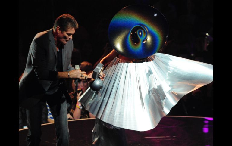 Gaga sorprendió con su atuendo al recibir su presea, David Hasselhoff ayuda a la cantante mientras llega al escenario. AFP  /